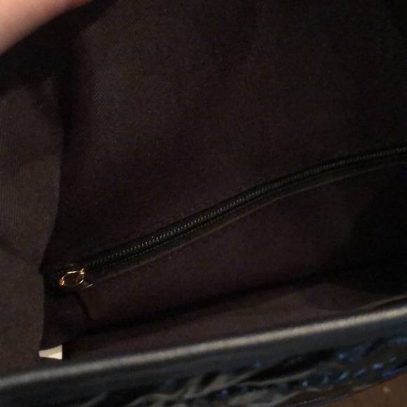 🍐 Puffy lightweight nylon messenger bag, wide abstract strap, gold tone clip - Picture 8 of 15